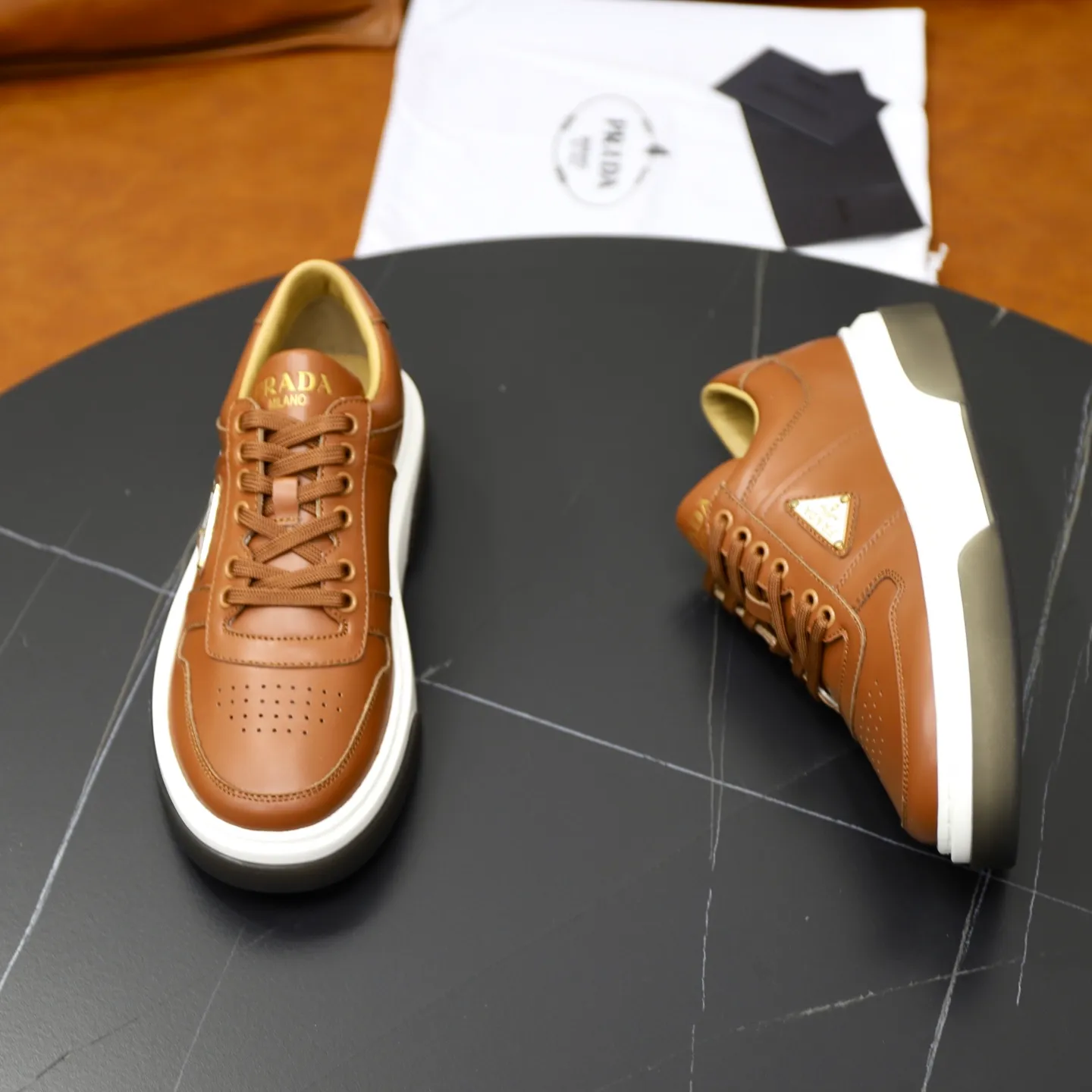 Factory price: 720💰Top original order Brand: PRADA (Prada) Standard code: Men's size 38/44 (45 can be customized) Grade: Same as the official website Material: Original cowhide stitching imported cowhide lining Original combination two-color wear-resistant soft outsole Style category: Leisure and sports version Young fashion European and American trend British style Color: Actual picture color